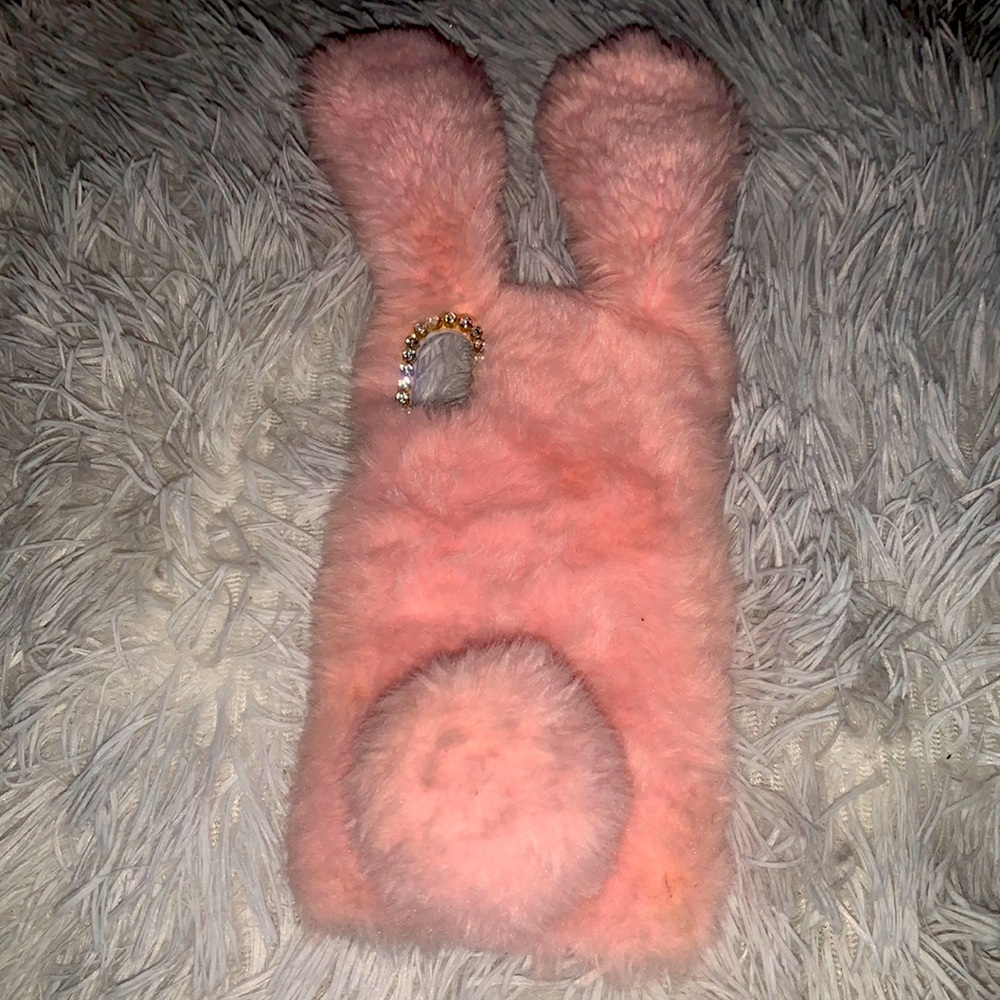 I am selling a cute fluffy phone case 😍😍